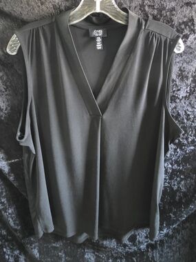Jones New York Black Sleeveless V-Neck Top